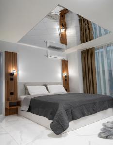 a bedroom with a large bed and a ceiling at The Mirror Room in Veliko Tŭrnovo