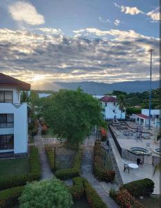 - une vue sur un parc avec des bancs et un bâtiment dans l'établissement Villa Luciana, à Melgar