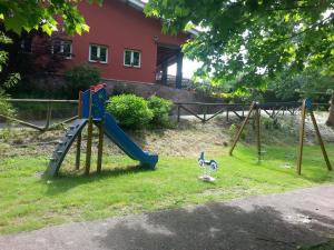 A área de jogos para crianças em Camping Covadonga