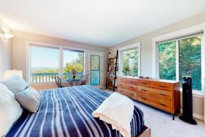 um quarto com uma cama, janelas e uma cómoda em Flat on 41st em Portland