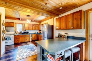 una cucina con armadi in legno e un grande piano di lavoro di Cabin in the Woods a Owls Head