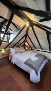ein Schlafzimmer mit einem großen Bett im Dachgeschoss in der Unterkunft Complejo turístico Magic Bungalow in Villa de Leyva