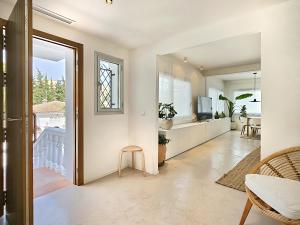 un couloir avec un salon et une cuisine dans l'établissement Luxury villa city Centre, à Marbella