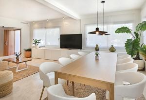 une salle à manger avec une table et des chaises blanches dans l'établissement Luxury villa city Centre, à Marbella