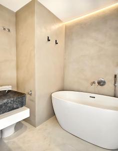 La salle de bains est pourvue d'une baignoire blanche et d'un lavabo. dans l'établissement Luxury villa city Centre, à Marbella