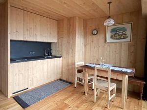 ein Esszimmer mit einem Tisch und Stühlen sowie einem TV in der Unterkunft Schallerhof Sterzing - Deine Auszeit mit Ausblick in unseren Ferienwohnungen auf dem Bauernhof in Südtirol in Gossensaß