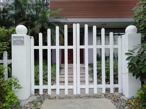 a white picket fence in front of a house at Bạch Yến T111-Happy Villa Flamingo Đại Lải Resort in Vĩnh Phúc