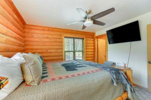 - une chambre avec un lit et un ventilateur de plafond dans l'établissement Picturesque Island Park Escape with Fire Pit!, à Island Park