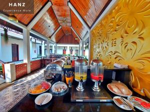 - une table avec de la nourriture et des boissons dans un restaurant dans l'établissement Sunrise Hotel Luang Prabang MekongRiver, à Luang Prabang 32 autres photos