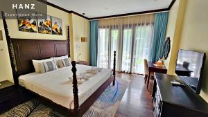 1 dormitorio con cama, escritorio y ventana en Sunrise Hotel Luang Prabang MekongRiver, en Luang Prabang