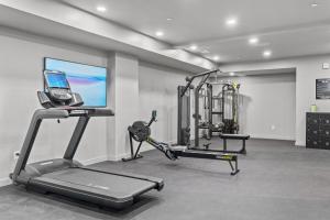 Fitness centrum a/nebo fitness zařízení v ubytování Skyline View, Pool, Gym, Balcony's, Walk to BWay!