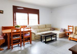 sala de estar con sofá y mesa en Casa con piscina privada en Sant Pol de Mar, en Sant Pol de Mar