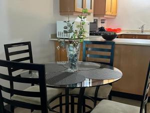 a table with chairs and a vase with flowers on it at Splendid Inn in Florence Hall