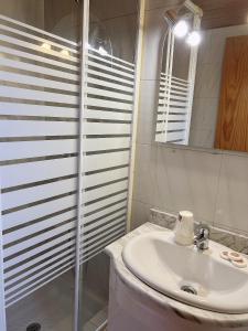 帕斯底拉卡薩的住宿－2 ESCALES CONFORT，白色的浴室设有水槽和镜子