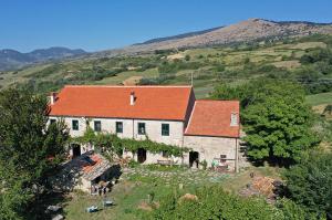 una gran casa blanca con techo naranja en una colina en Suite Chevalier Claudio en Agnone