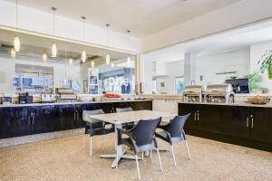 a large kitchen with a table and chairs at One Guadalajara Periferico Norte in Guadalajara