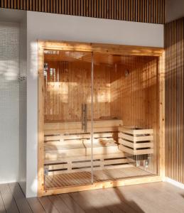 een kamer met een douche en een glazen wand bij Quinta San Francisco in Castrojeriz