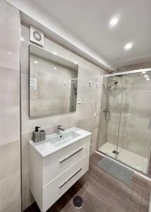 a white bathroom with a sink and a shower at Loft Moderno en Madrid in Madrid