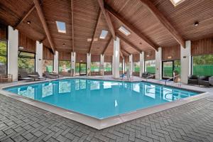 uma grande piscina com água azul num edifício em Baymont by Wyndham Anderson em Anderson