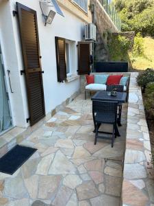 a patio with a table and chairs and a building at Charmant appartement à Ajaccio in Ajaccio