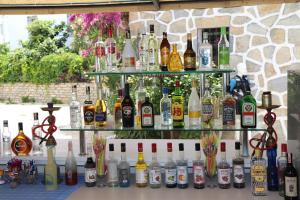 eine Auswahl an Alkoholflaschen auf einem Tisch in der Unterkunft Bodrum Park Hotel in Gümbet