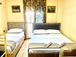 En eller flere senger på et rom på Hotel Asteri