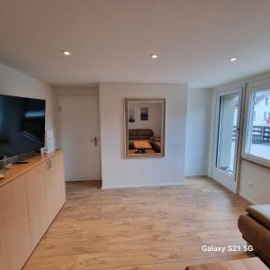 sala de estar con TV y sofá en Mountain-Lake Apartment 2 en Wilderswil