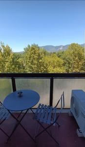 un tavolo e sedie su un balcone con vista di Le Camere di Ettore a Terni