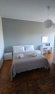 una camera da letto con un letto e due asciugamani di Le Camere di Ettore a Terni