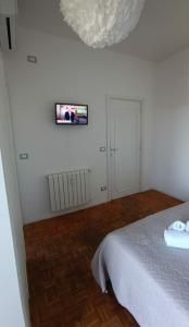 una camera con un letto e una foto appesa al muro di Le Camere di Ettore a Terni