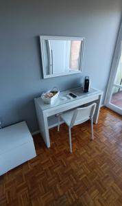 una scrivania bianca in una stanza con specchio di Le Camere di Ettore a Terni