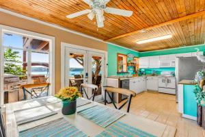 a kitchen and dining room with a ceiling fan at Lakeside House in Austin