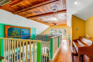 een kamer met groene en gele muren en een houten plafond bij Lakeside House in Austin
