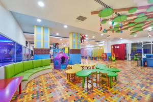 une aire de jeux pour enfants avec des tables et une aire de jeux dans l'établissement Orange County Alanya Family Only, à Alanya