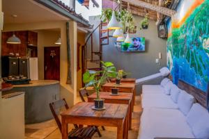 uma sala de estar com um sofá e uma mesa em LaTaperaJeri Hostel em Jericoacoara