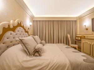 a bedroom with a large white bed in a room at Chocoland Hotel Gramado soft opening in Gramado