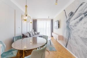 sala de estar con mesa y sofá en Apartament Westin House 303 en Kołobrzeg