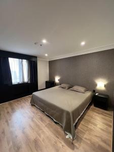 1 dormitorio con cama grande y ventana grande en Suite Hotel Aeroporto Congonhas, en São Paulo