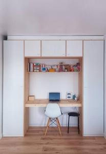 einen Schreibtisch mit einem Laptop und einem Stuhl in einem Zimmer in der Unterkunft Magnifique T2 à Bordeaux in Bordeaux
