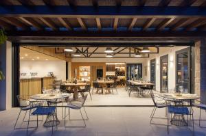 a dining room with tables and chairs in a restaurant at Quinta San Francisco in Castrojeriz