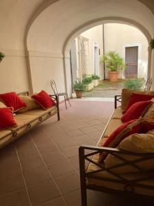 a living room with two couches and an archway at Palazzina Rosa in Lanciano