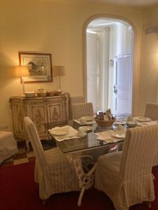 a dining room with a table and chairs in a room at Palazzina Rosa in Lanciano