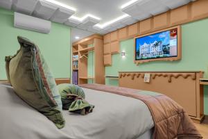 una persona sdraiata su un letto in una stanza d'ospedale di Chocoland Hotel Gramado soft opening a Gramado