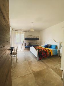 En eller flere senge i et værelse på Villa Tadina