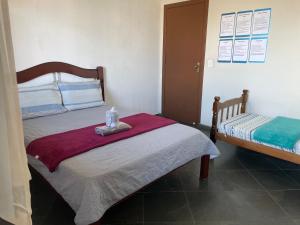 Un dormitorio con una cama con una toalla. en Hope Hostel Guarapari, en Guarapari