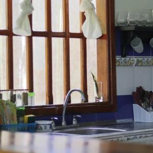 um lavatório de cozinha com um espelho e uma janela em casa en la estación cocornà em Puerto Triunfo