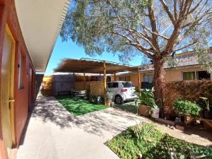 eine Terrasse mit einem Auto auf einem Hof in der Unterkunft hostal casa talitha in San Pedro de Atacama