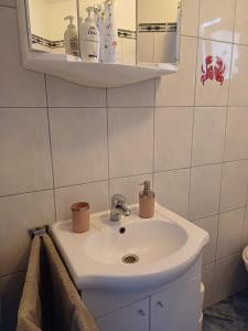 y baño con lavabo blanco y espejo. en Apartments Joy, en Cavtat