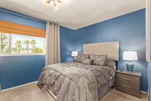鳳凰城的住宿－Resort Style Living In Phoenix's Most Exclusive Gated Community!，蓝色的卧室设有床和窗户