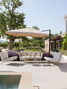 a table and chairs under an umbrella next to a pool at Quinta San Francisco in Castrojeriz